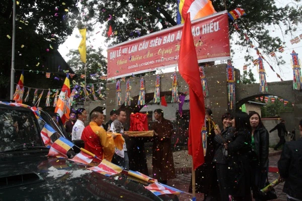 Czech: Chùa Thiên Ân cung nghinh Xá lợi Phật nhân Đại lễ Vu lan 2010