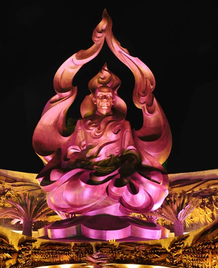 Tượng Bồ Tát Quảng Đức tại tượng đài vào ban đêm