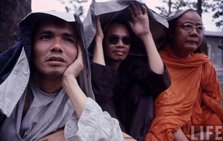 HT Thích Trí Quang (người đầu tiên từ trái qua)