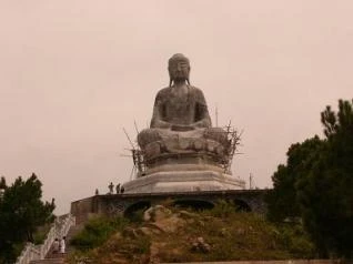 Bảo tàng trong bệ tượng khổng lồ núi Phật Tích