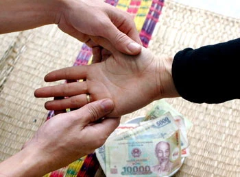 Không nên tin vào bói toán