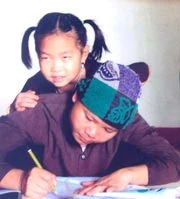 Cùng sư thầy học chữ. Ảnh: Duy Cảnh.