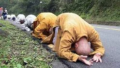 Hai nhà sư nhất bộ nhất bái hành hương dài 500 dặm