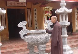 Đại đức Thích Thanh Trung bâng khuâng nhìn cảnh nhớ người xưa