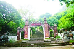 Đường lên đền Tiên Ông