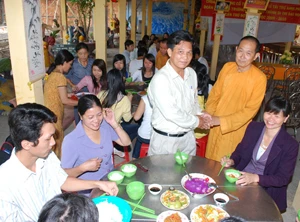Lên chùa để ăn cơm chay đúng nghĩa đang được nhiều người hưởng ứng