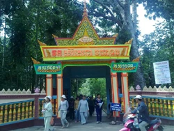 Nhiều hoạt động trong đời sống của người dân Khơme gắn với chùa chiền.