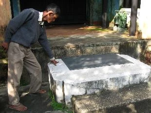 Hòn Đá Chém đặt trước chánh điện chùa Thập Tháp