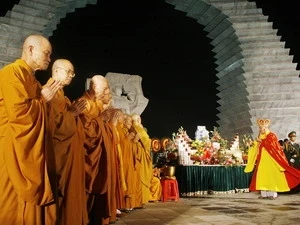 Cầu siêu cho các anh hùng liệt sỹ tại Nghĩa trang Hàm Rồng, Thanh Hóa tháng 4/2010. (Ảnh minh họa; Thanh Tùng/TTXVN)