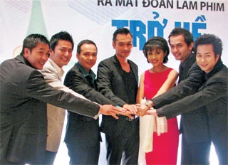 Việt Trinh và các diễn viên trong buổi ra mắt phim - Ảnh: N.Vân