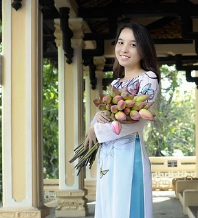 Hình ảnh Thiếu nữ Huế tắm nước thơm trước khi đi chùa - Ảnh: Anh Tuân