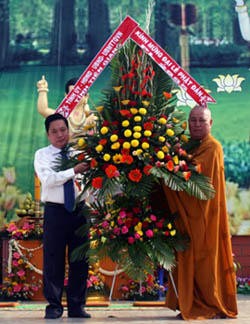 Ông Trần Thế Ngọc - Bí thư Tỉnh ủy Tiền Giang trao lẵng hoa chúc mừng Tỉnh hội Phật giáo tỉnh .