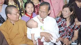 Phó Thủ tướng thăm các cháu nhỏ. Ảnh: Chinhphu.vn.