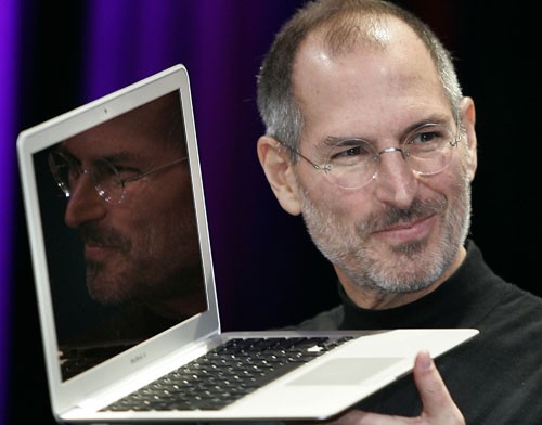 Steve Jobs giới thiệu máy tính Macbook Air tại San Francisco năm 2008 - Ảnh: AFP