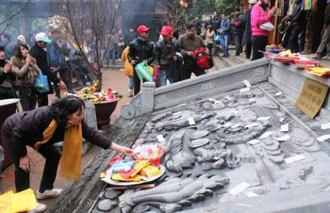 Điều chỉnh hành vi của người tham dự lễ hội là một việc làm cần có kế hoạch, ý thức lâu dài...