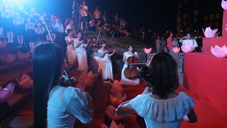 Thiêng liêng Lễ Thắp sáng 7 Hoa sen trên sông Hương