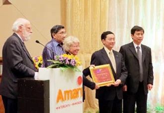 Đại diện UNESCO trao Bằng chứng nhận Mộc bản chùa Vĩnh Nghiêm là di sản ký ức thế giới cho ông Phạm Cao Phong, Tổng Thư ký Ủy ban UNESCO Việt Nam.