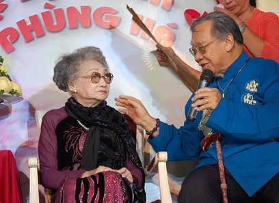 GS Trần Văn Khê và NSND Phùng Há lúc bà còn sanh thời