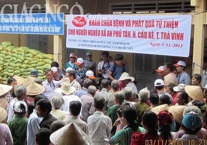 Khám bệnh và tặng quà tới người nghèo ở H.Cầu Kè
