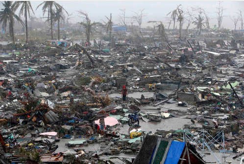 Sau bão Haiyan, Tacloban, một thành phố ở Philippines thành bình địa