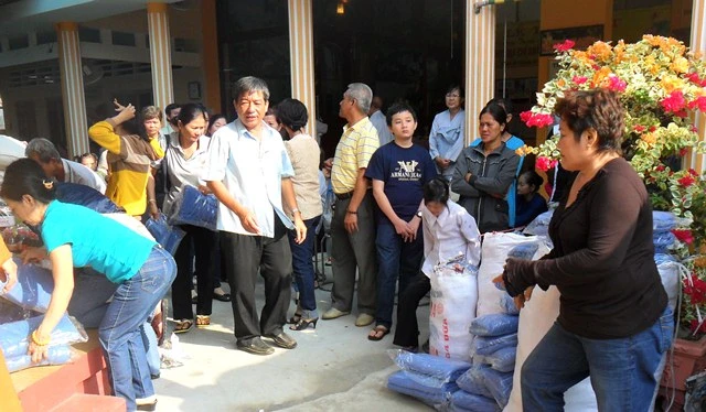 Chuẩn bị quà tặng - Ảnh: Anh Tuấn