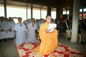 ĐĐ.Thích Nguyên Ân phát nguyện tại buổi lễ