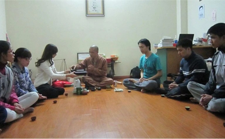 Một buổi uống trà, tĩnh lặng của thầy trò - Ảnh: Thuần Trí