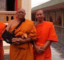 Phra Suthep (trái) đứng cạnh cháu trai của ông, người cũng xuất gia cùng một lúc với mình