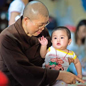 Ni sư chùa Bồ Đề bên trẻ mồ côi được nuôi dưỡng tại chùa