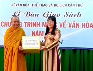 Đại diện Thư viện TP. Cần Thơ bàn giao sách cho ĐĐ.Lý Hùng