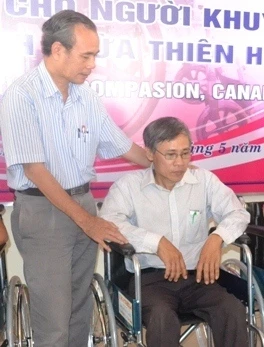 Trao 12 xe lăn cho người khuyết tật