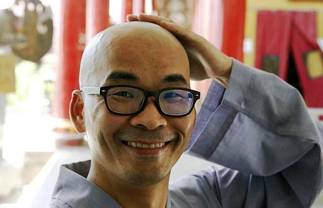 Thầy Liu với nụ cười hiền từ và hạnh phúc sau khi xuống tóc