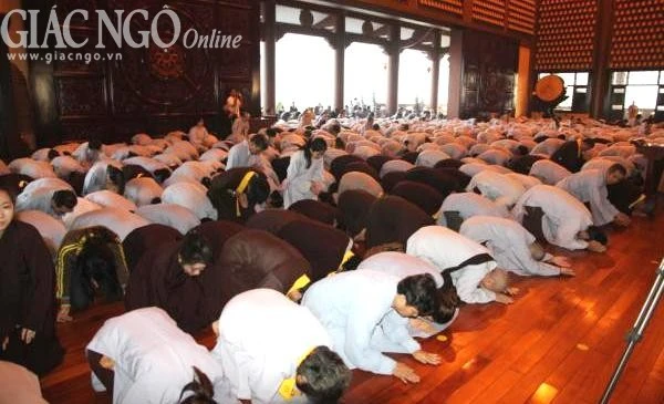 Nhận đơn thọ Giới Bồ-tát Đại giới đàn Trí Đức