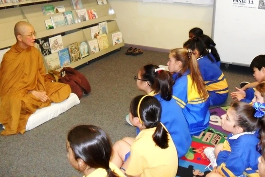 Nên quy y chư Tăng hay chư Ni?