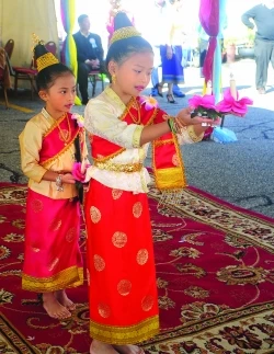 Các Phật tử nhí có văn nghệ cúng dường tại buổi lễ