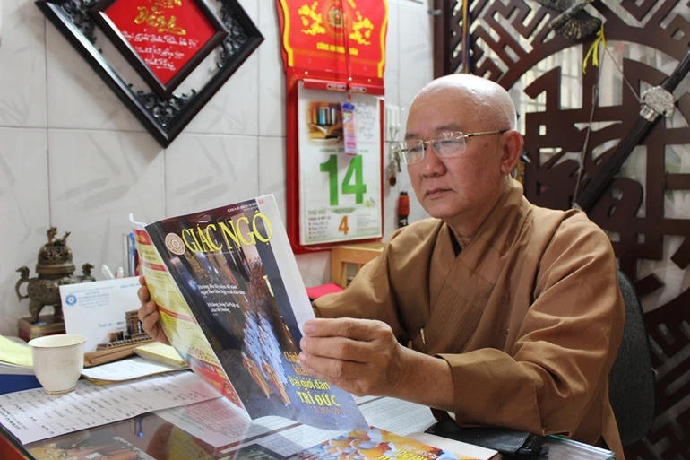 HT.Thích Tịnh Thành gần 30 năm làm cầu nối với bạn đọc Giác Ngộ - Ảnh: N.D