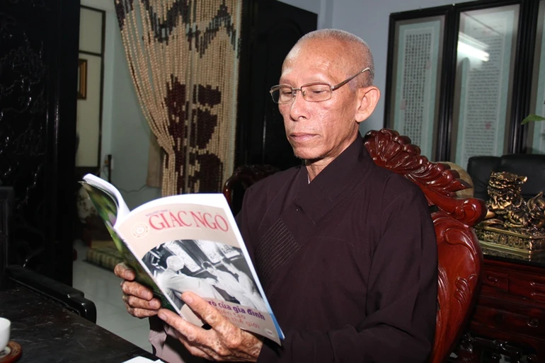 TT.Thích Giác Trí đọc nguyệt san Giác Ngộ số 237 - Ảnh: Q.Hậu