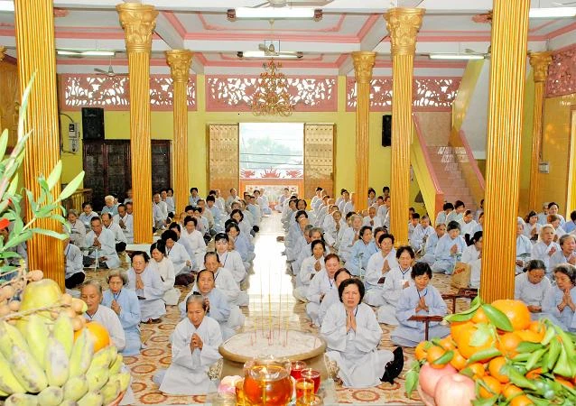 Phật tử thọ bát - Ảnh minh họa