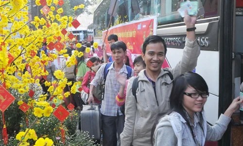 Hoan hỷ về quê đón Tết trong chuyến xe ngày cuối năm - Ảnh: TTO