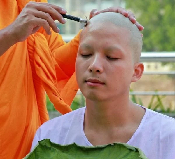 Thế phát xuất gia - Ảnh minh họa