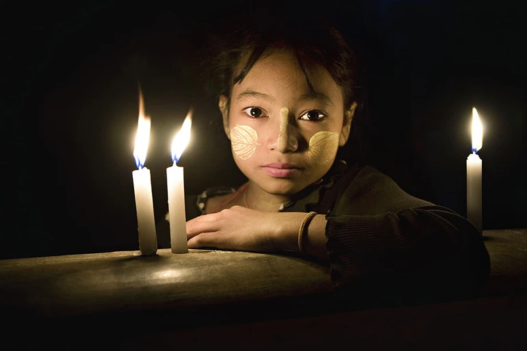 Khi ánh sáng trí tuệ được thắp lên, bóng tối khổ đau sẽ được đẩy lùi - Ảnh chỉ mang tính minh họa