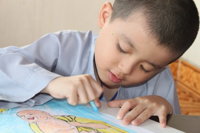 Bé vẽ Phật trong khóa tu Gieo hạt từ tâm