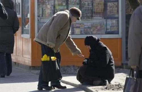 Sẻ chia là điều tốt đẹp, khi làm việc ấy cần có tình thương và sự hiểu biết để lợi mình lợi người - Ảnh minh họa