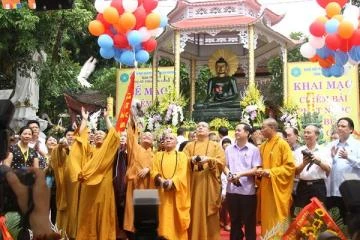 Thả bóng bay cầu nguyện hòa bình trước tôn tượng tại lễ an vị - Ảnh: T.B.C