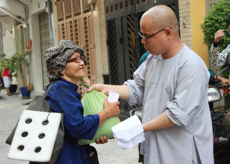 ĐĐ.Thích Thiện Châu tặng gạo - món quà Vu lan đến những người khó khăn