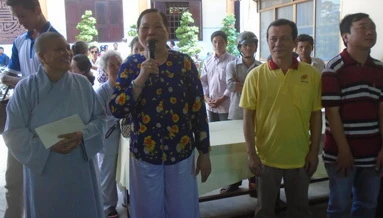 NS.TN Tắc Hoa, trụ trì chùa Linh Phong và đại diện đoàn Phật tử phát quà