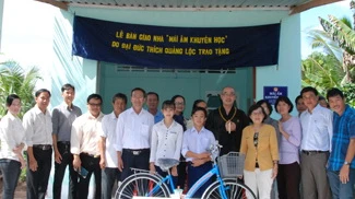 Đoàn từ thiện chụp ảnh lưu niệm