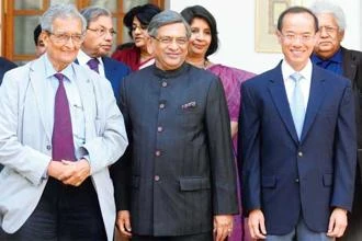 Cựu Bộ trưởng Bộ Ngoại giao Singapore G.Yeo (phải) - Hiệu trưởng Đại học Nalanda (vừa từ chức), trong lần chụp ảnh lưu niệm cùng các đại biểu trong ngày phục hồi nhà trường vào năm 2014