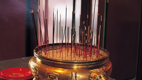 Có cần nhờ thầy bốc bát hương?