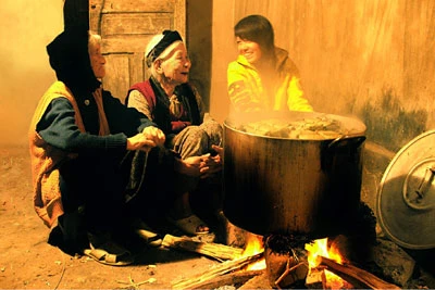 Hai thế hệ ngồi bên nhau trong đêm giao thừa nấu bánh chưng